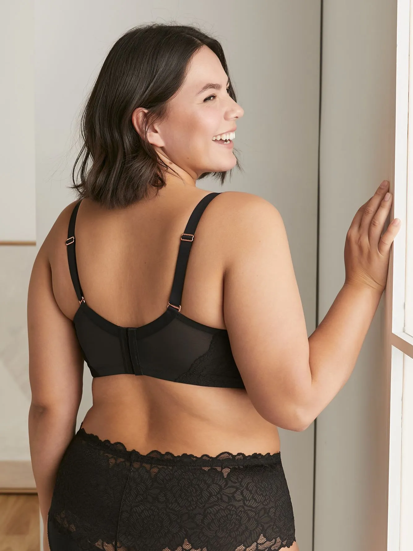 Wireless Plunge Bra With Mesh At Back - Déesse Collection sold by Reitmans product image thumbnail 2