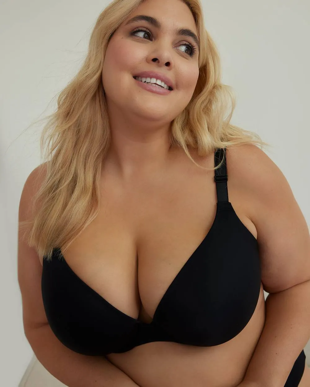 Microfibre Plunge Bra - Déesse Collection sold by Reitmans product image thumbnail 3