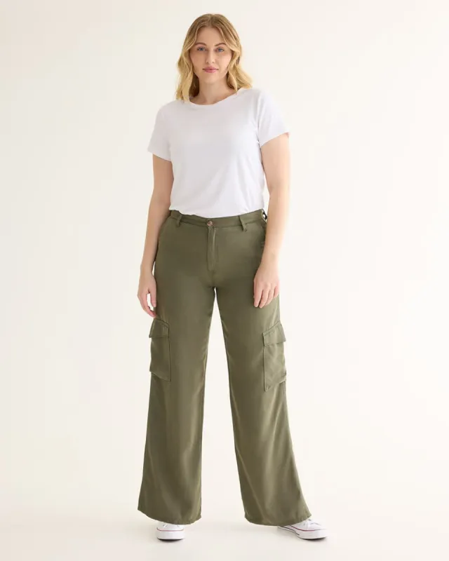 Straight-Leg High-Rise Cargo Pant - Curvy Fit sold by Reitmans