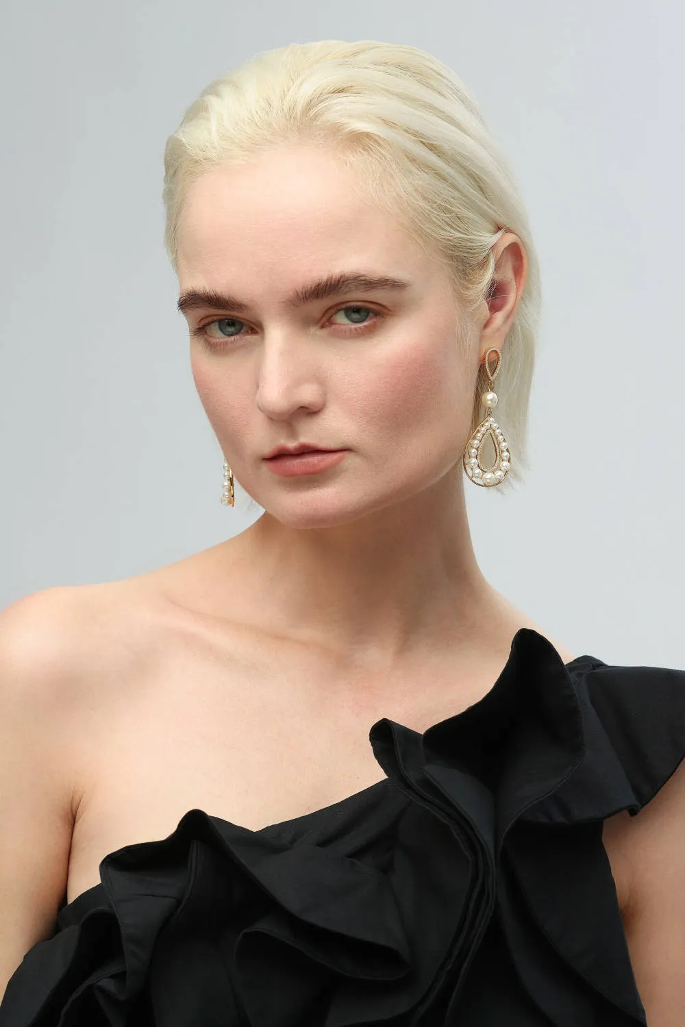 Classicharms-Pearl Hollow Teardrop Dangle Earrings sold by Reitmans product image thumbnail 2