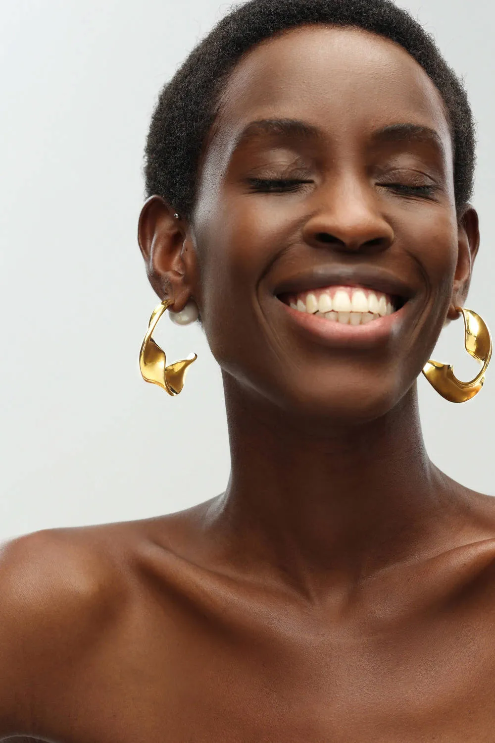 Classicharms-Gold Chunky Wave Statement Hoop Earrings and Pearl Studs Set sold by Reitmans product image thumbnail 5