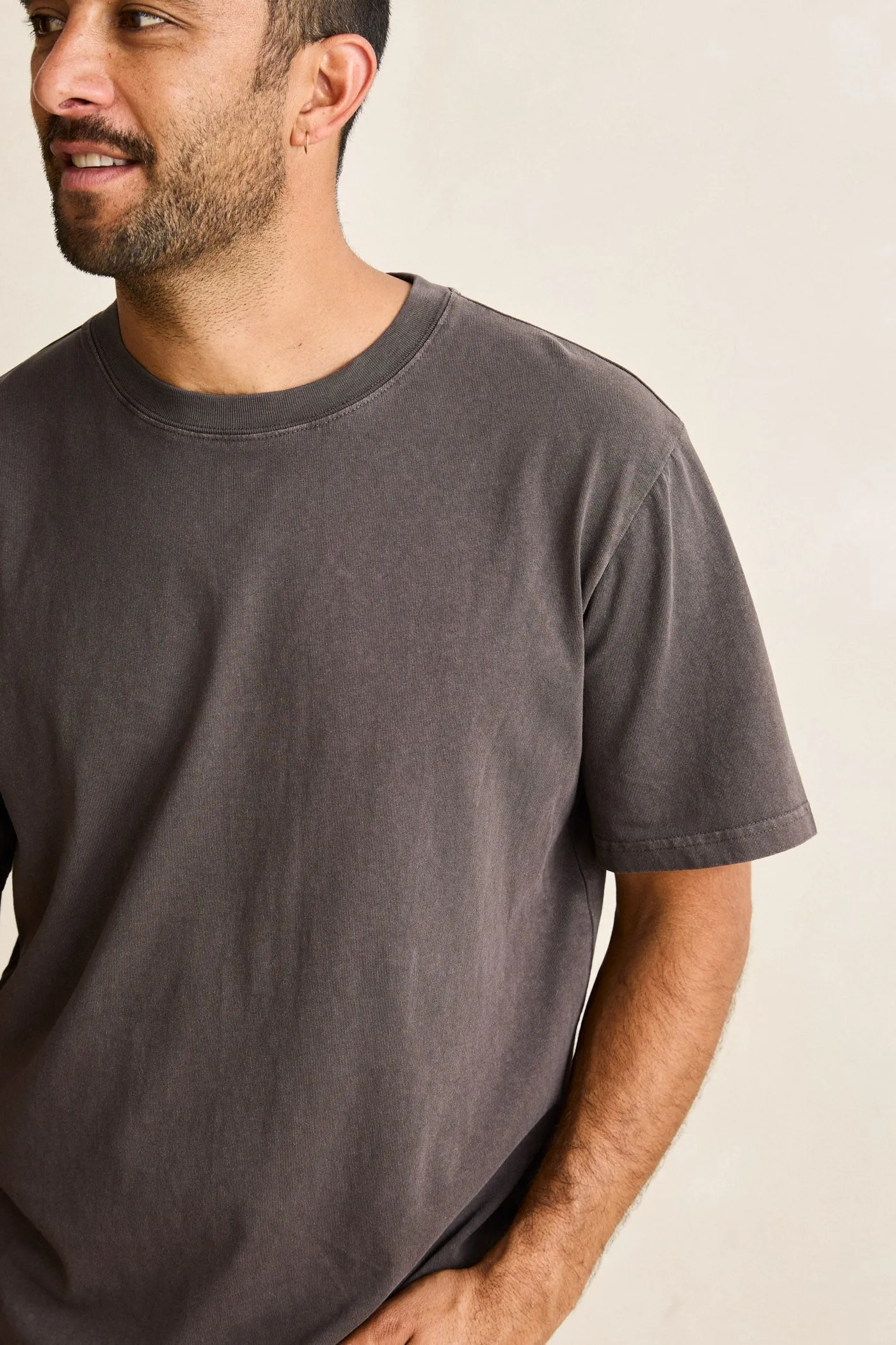 Essential Heavyweight Ss T-Shirt Vintage Black sold by Rhythm. product image thumbnail 5