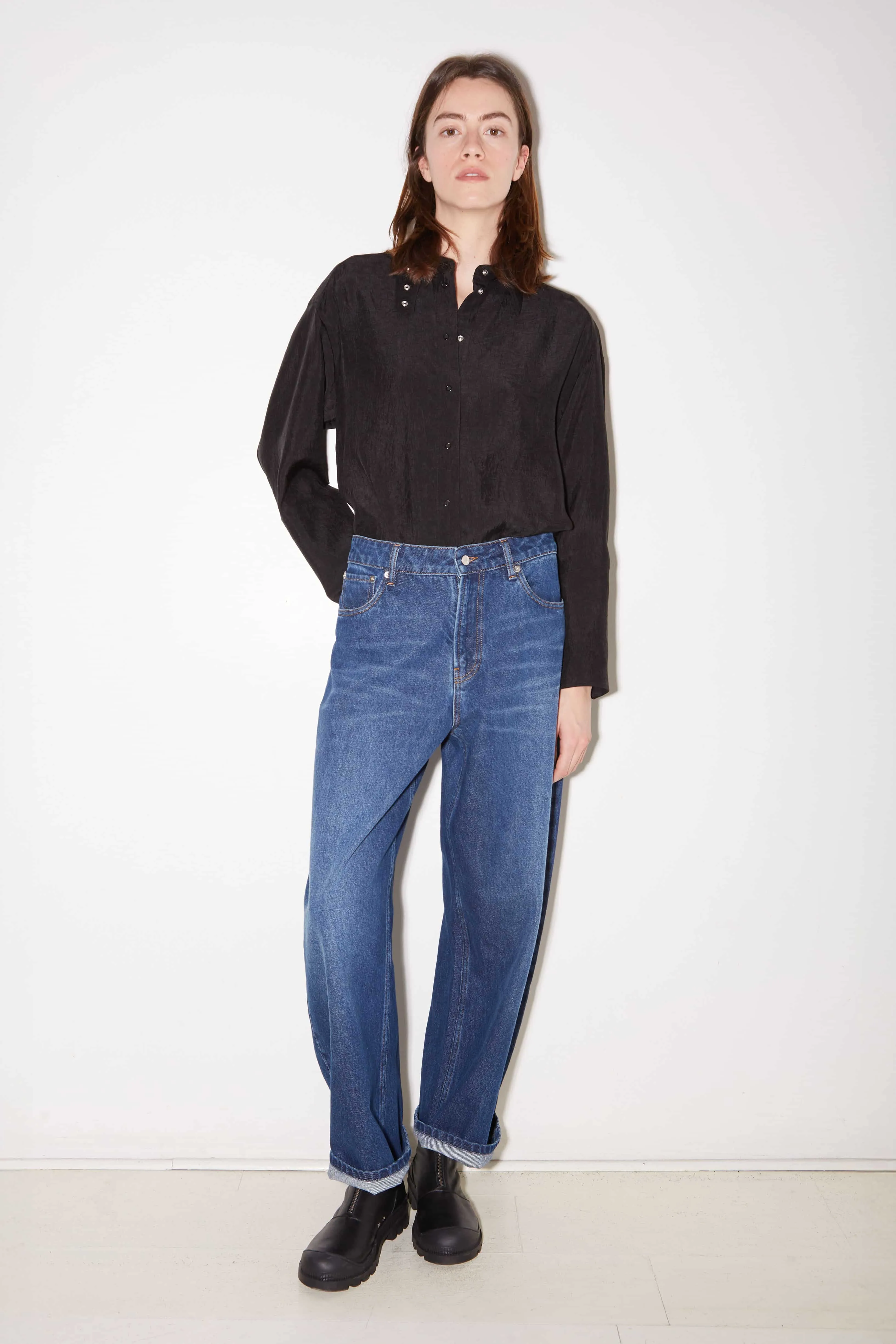 CHEMISE ALLY EN SATIN D'ACÉTATE CHARBON sold by Roseanna product image thumbnail 2