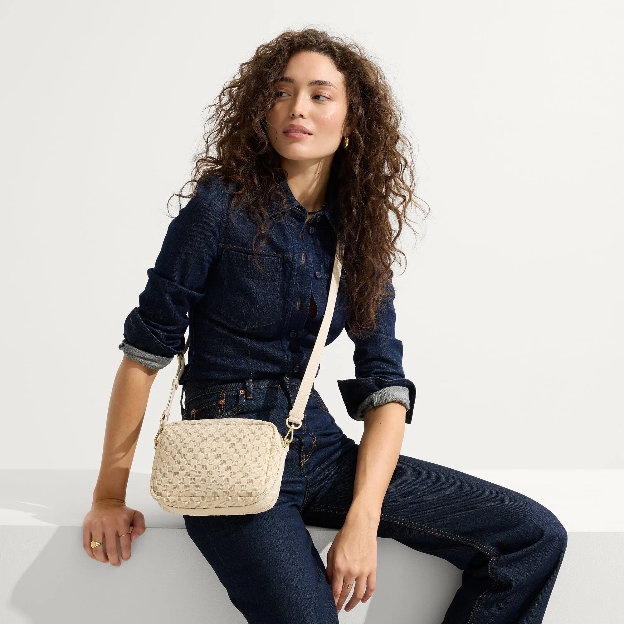 The Crossbody Camera Bag - Sesame sold by Rothy's product image thumbnail 3