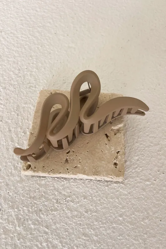 Circa Wavy Clip - Taupe sold by Sabo Skirt