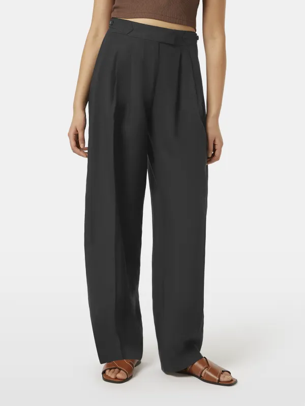 Quinn pleated pants made by Scotch & Soda