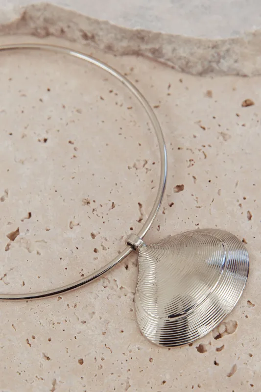 Zuma Shell Pendant Choker Necklace Dark Silver made by Selfie Leslie