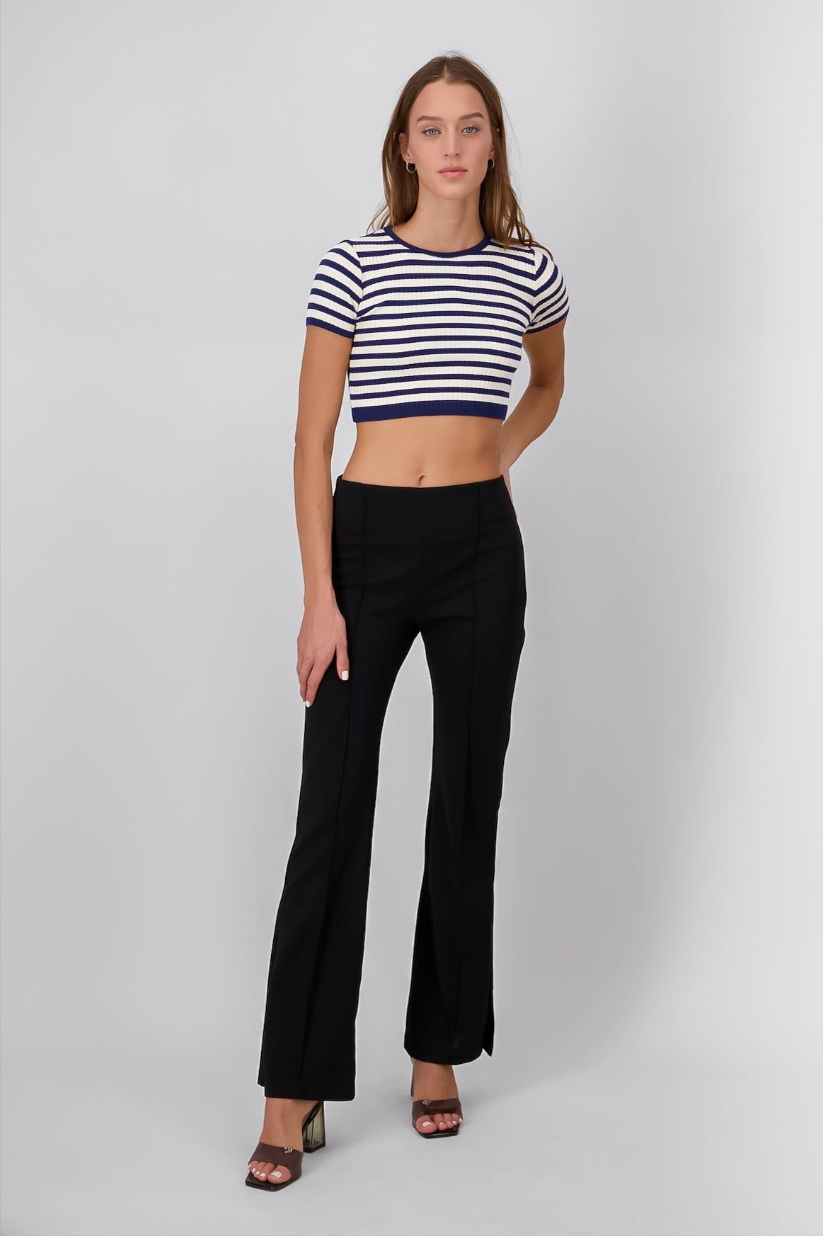 Pantalon detalle costura abertura en pierna sold by Shasa