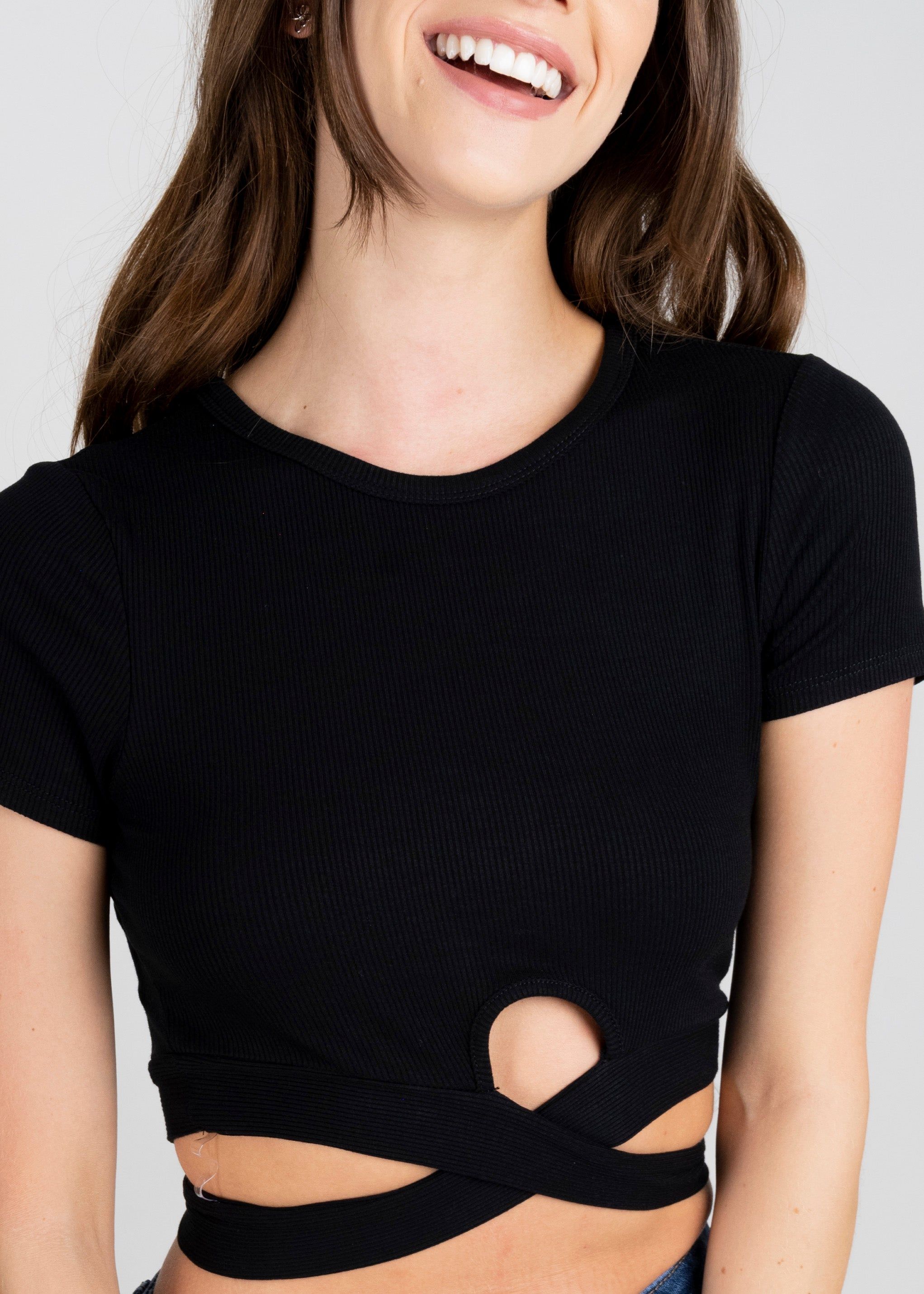 Top textura abertura cruzada sold by Shasa