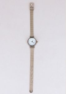 Reloj circular malla sold by Shasa