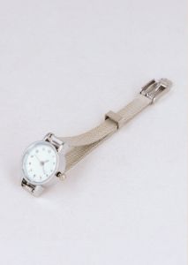 Reloj circular malla sold by Shasa