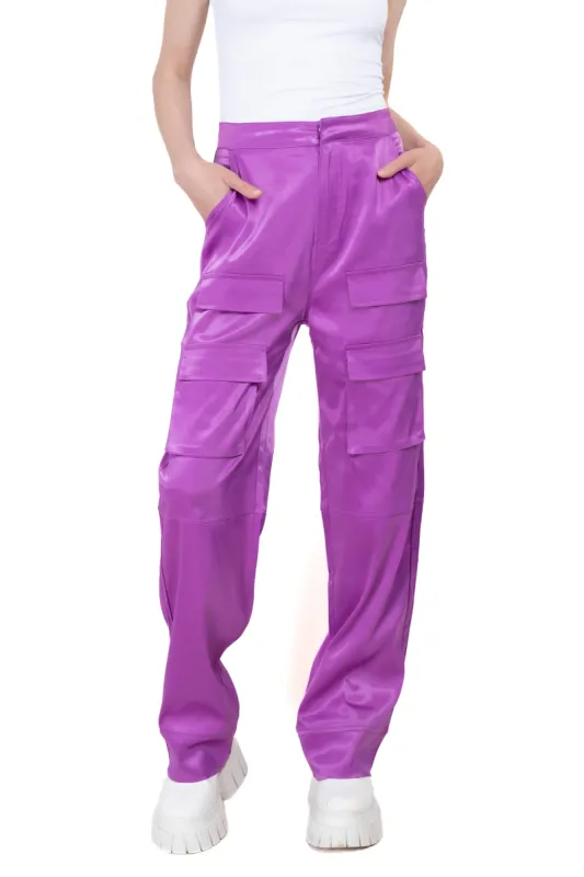 Pantalón recto cargo satinado sold by Shasa