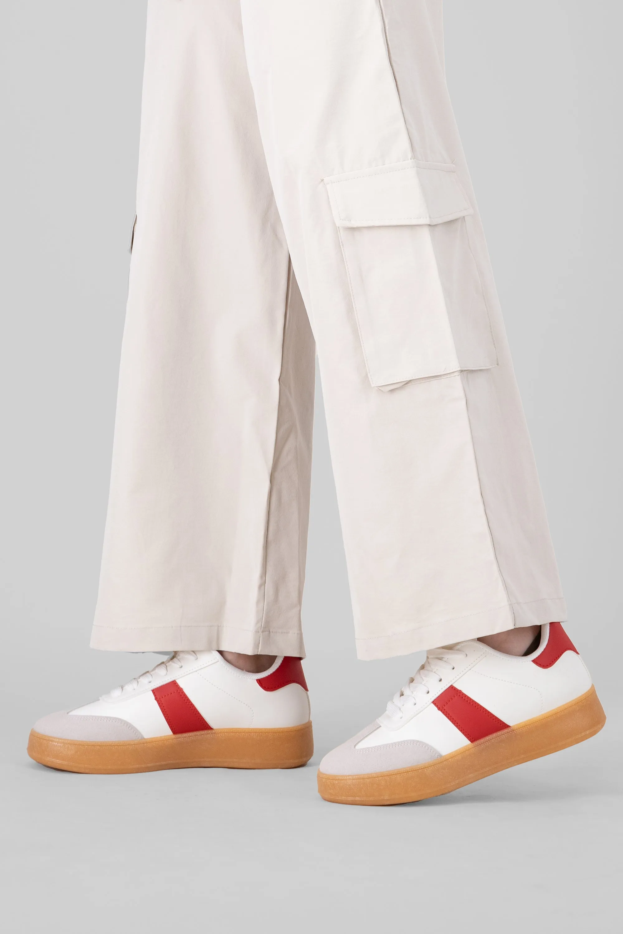 Tenis retro linea laterales sold by Shasa