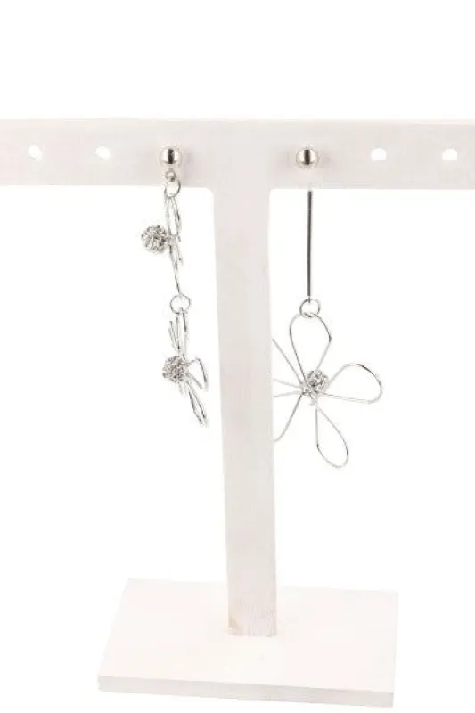 Aretes largos flor metálica sold by Shasa