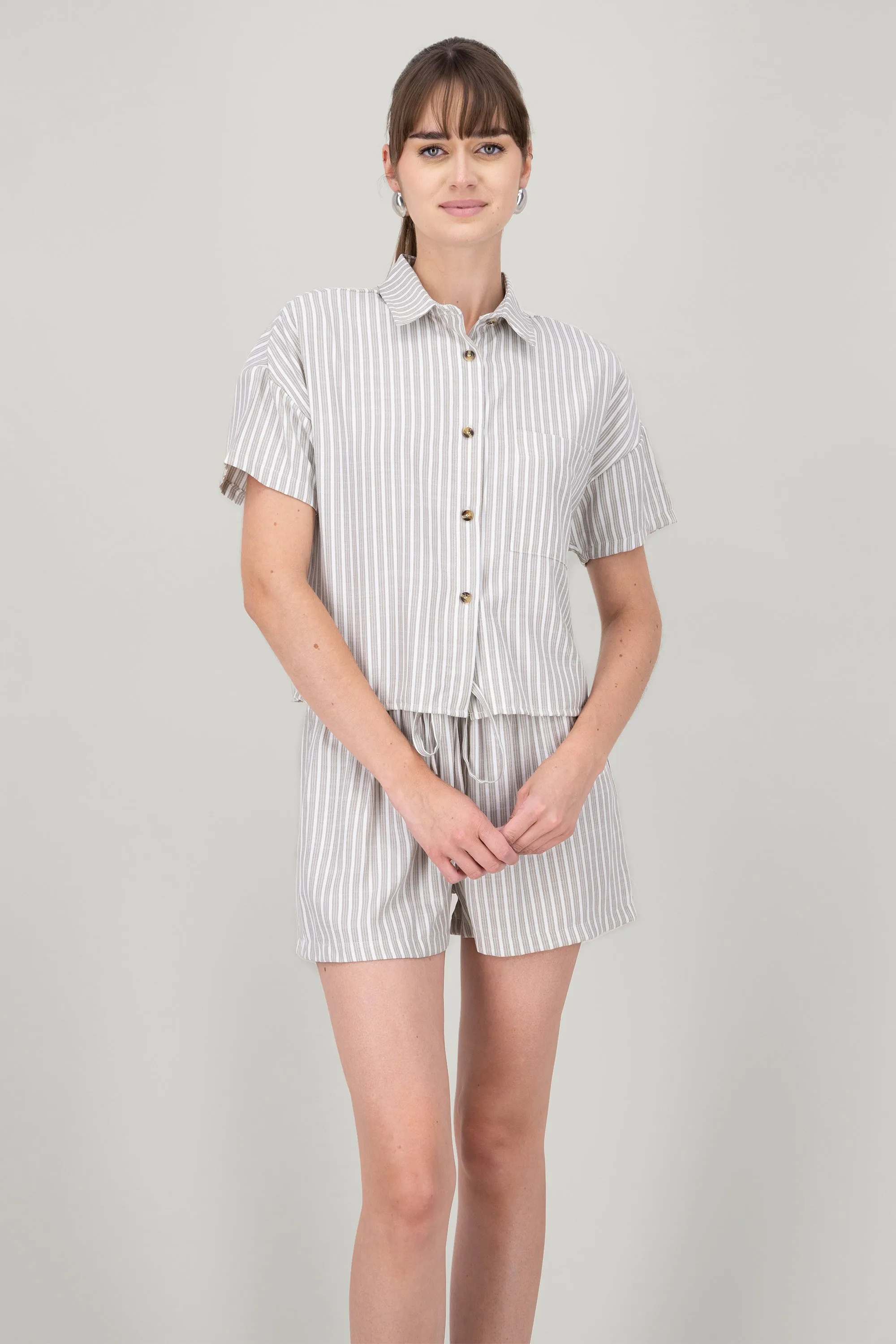 Camisa crop ligera manga corta sold by Shasa