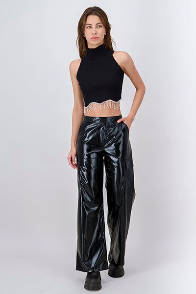 Pantalón efecto piel cargo sold by Shasa