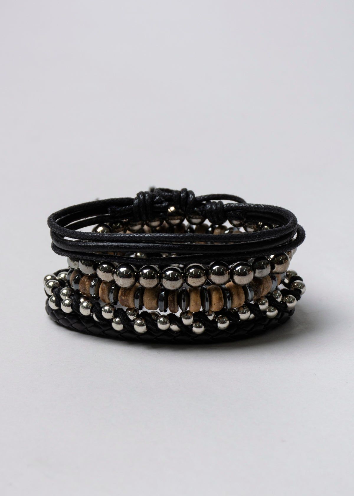 Set 5 pulseras materiales mixtos sold by Shasa