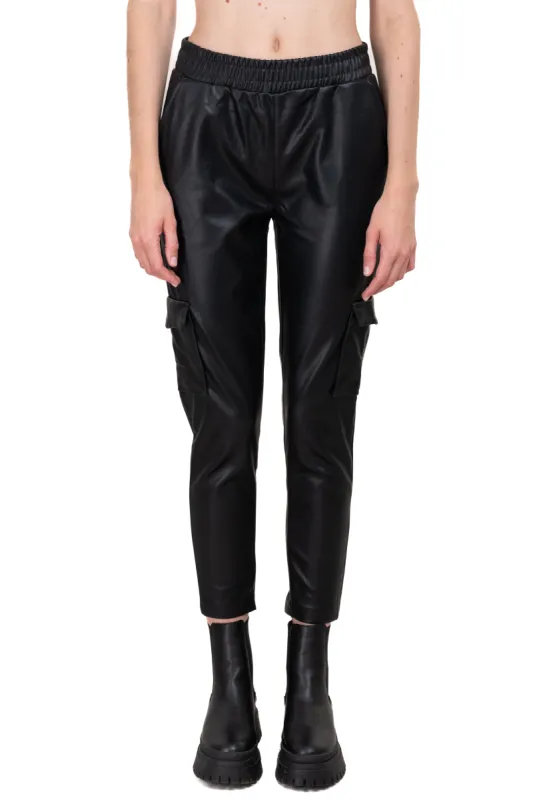 Pantalón cargo efecto piel sold by Shasa