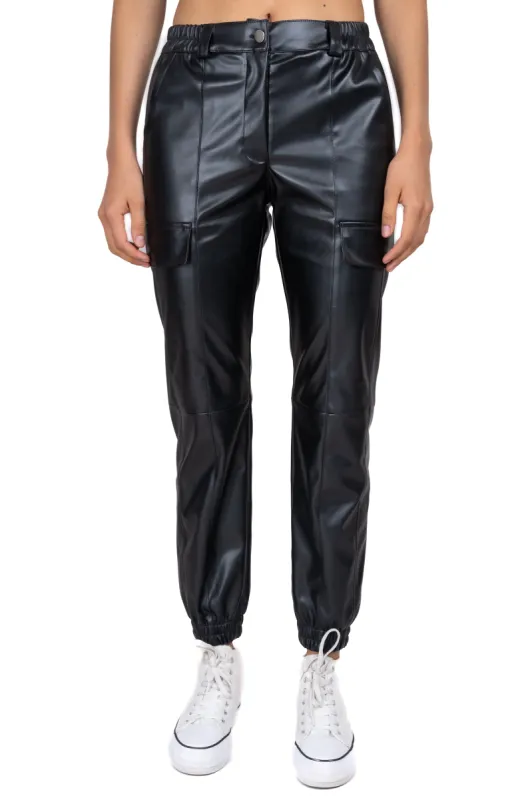 Jogger cargo efecto piel sold by Shasa