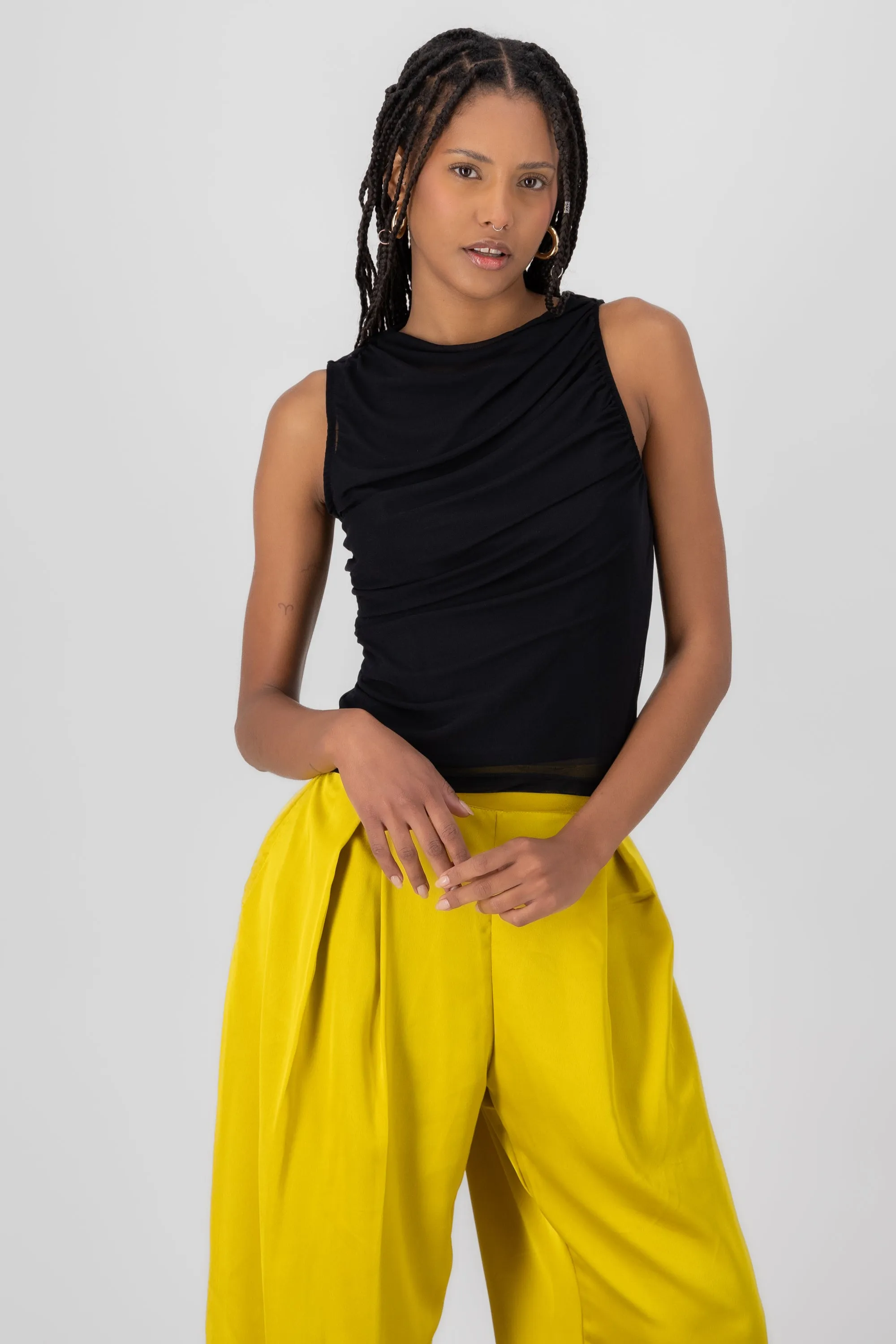 Top de mesh asimetrico liso sold by Shasa