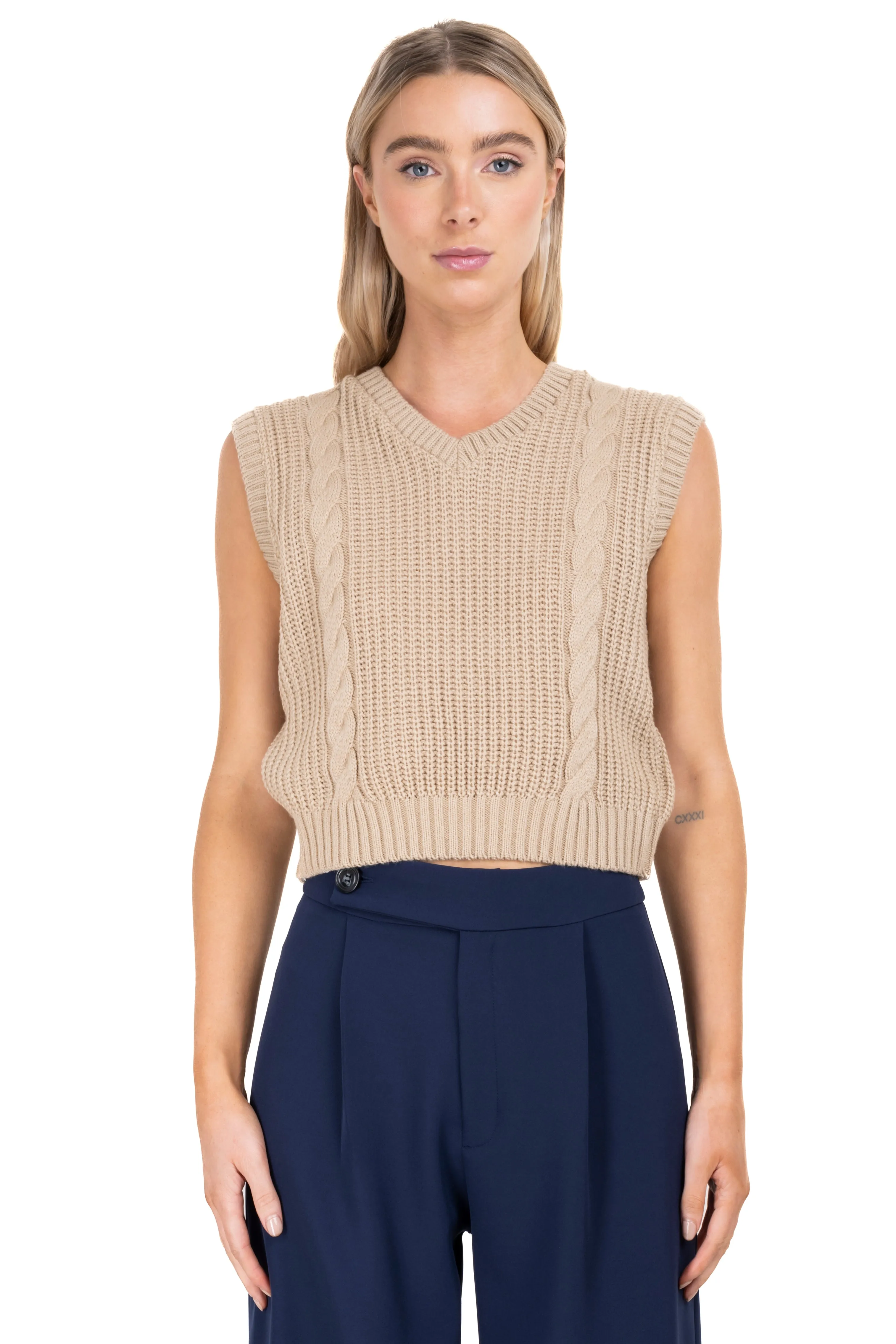 Chaleco Tejido Punto Trenza sold by Shasa