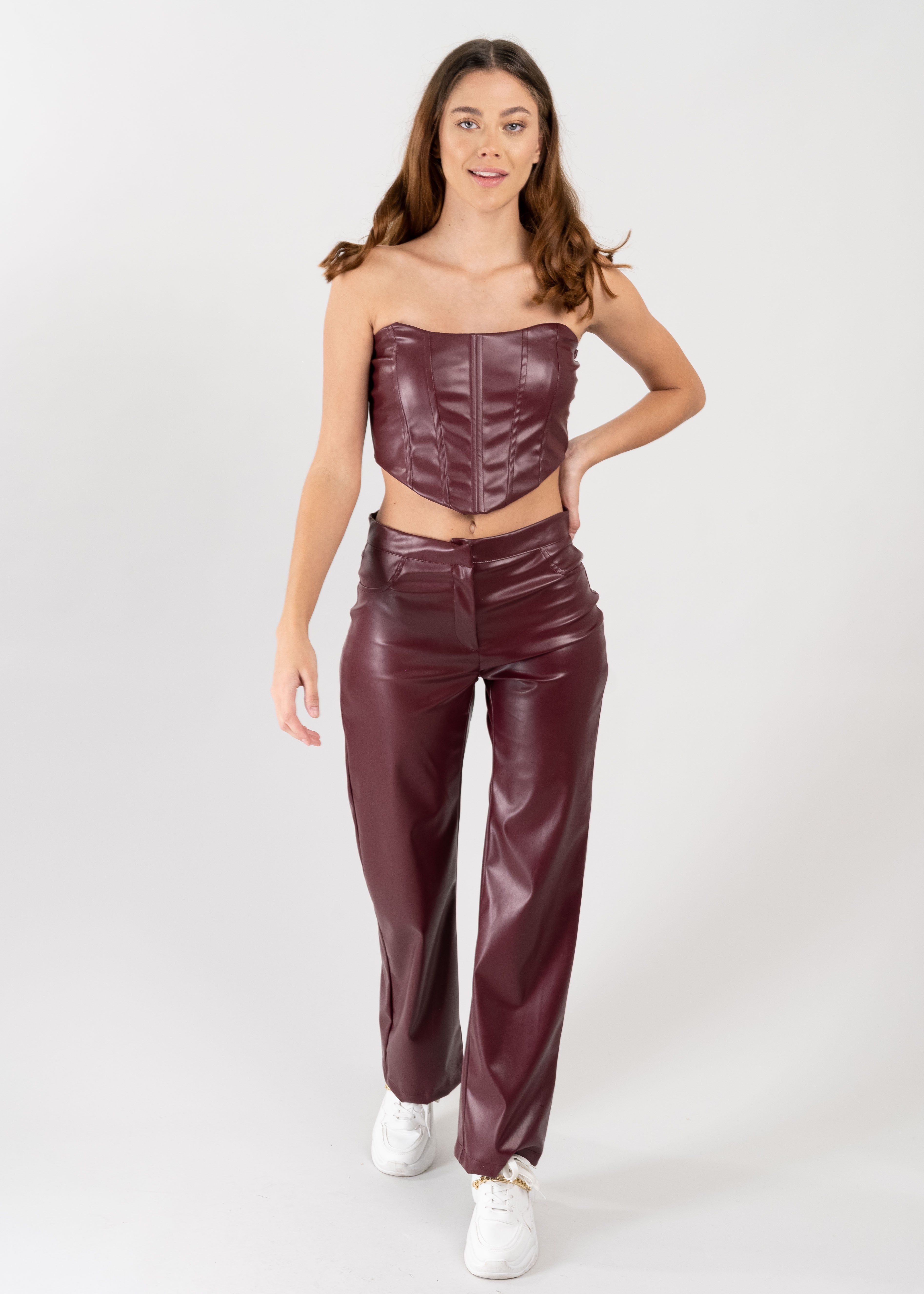 Pantalón recto efecto piel liso sold by Shasa