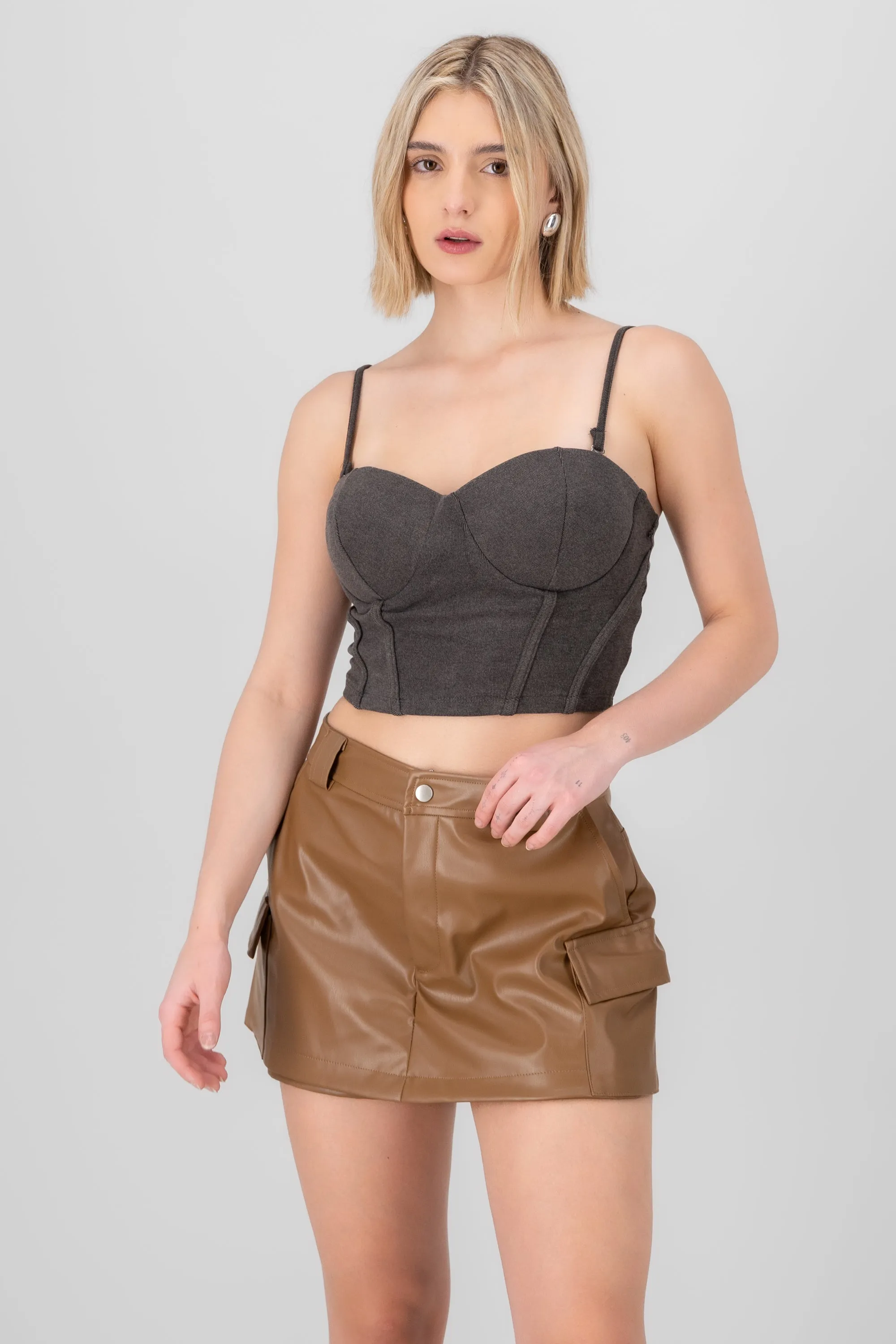 Top con copas cropped liso sold by Shasa