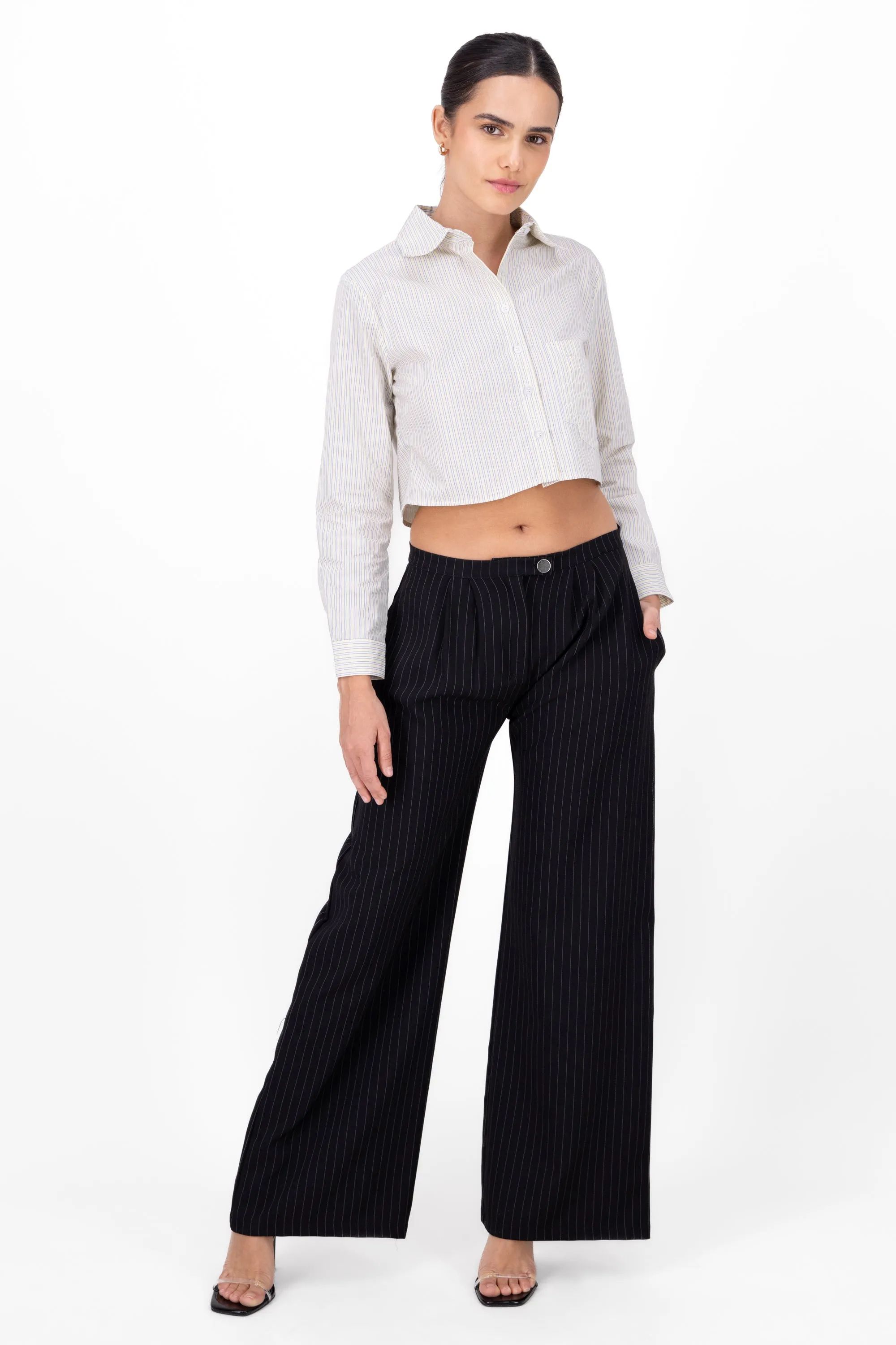 Pantalon amplio pinzas sold by Shasa