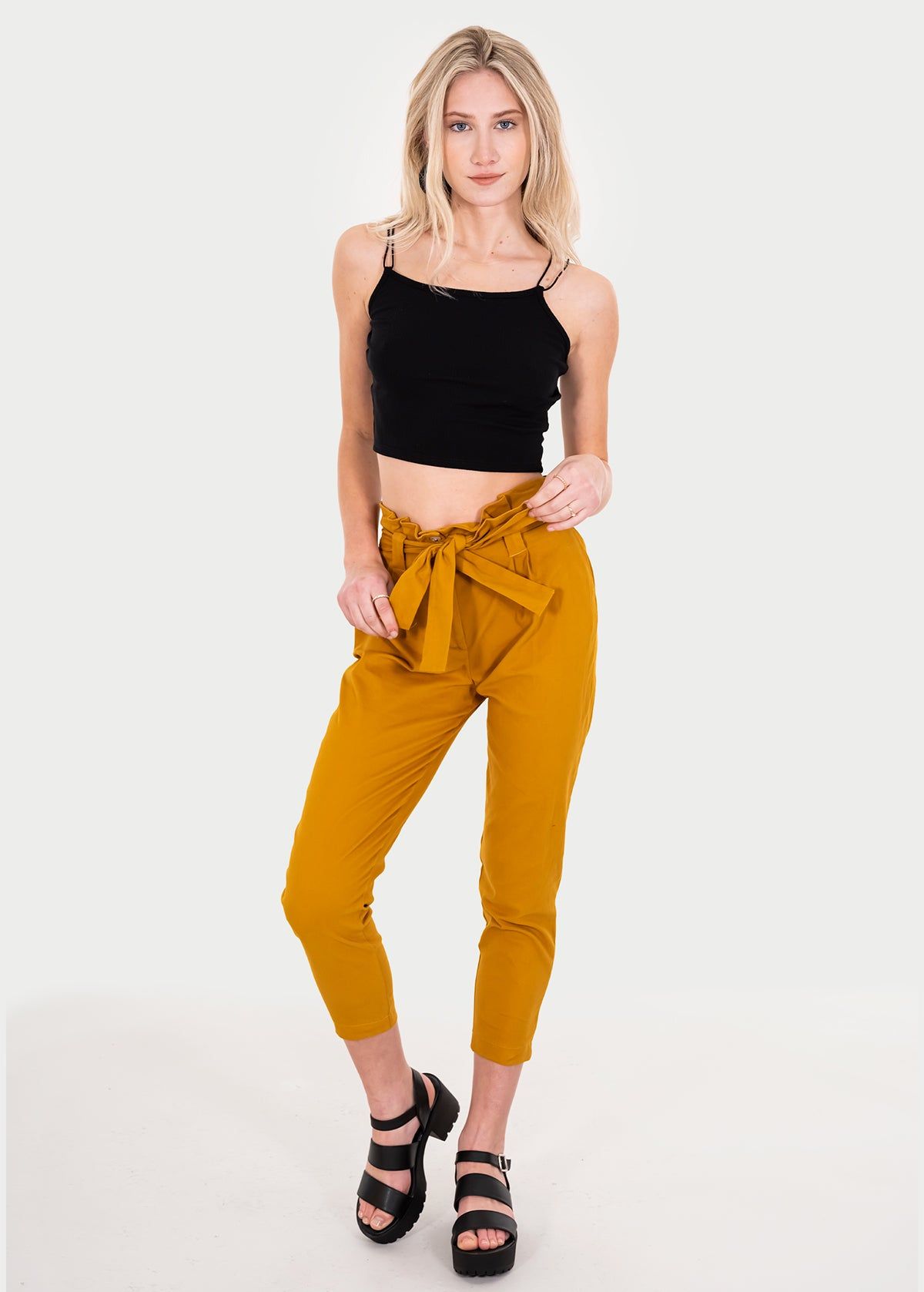 Pantalón paper bag cintura alta cinturón sold by Shasa