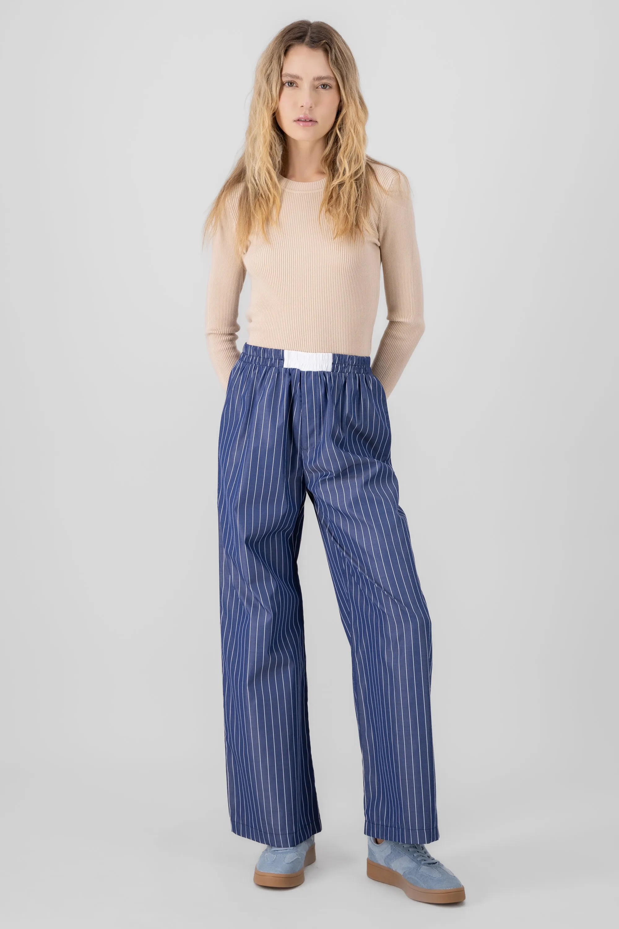 Pantalon amplio rayas delgadas sold by Shasa