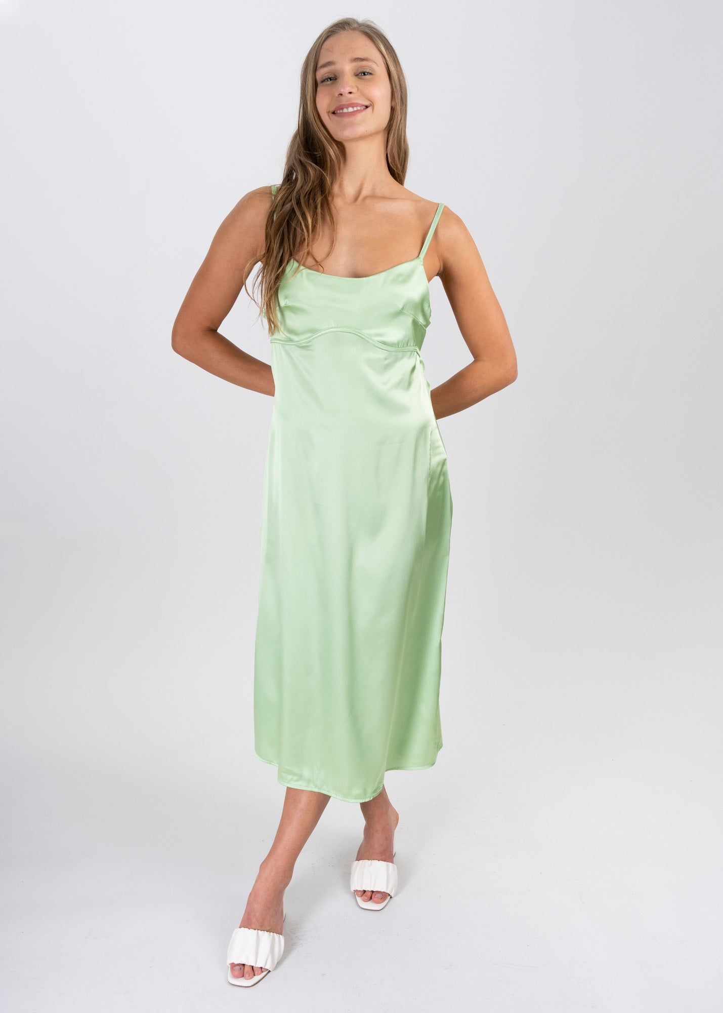 Vestido midi satinado sold by Shasa