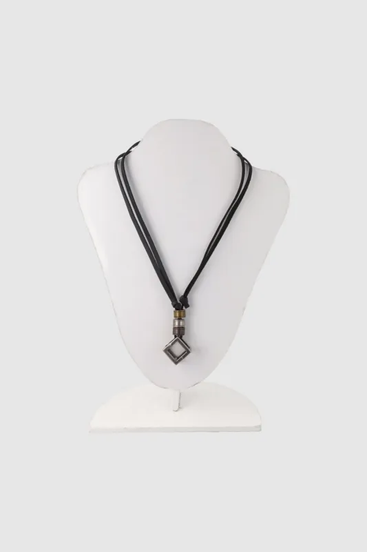 Collar Tipo Cuero Con Dije Cubo sold by Shasa
