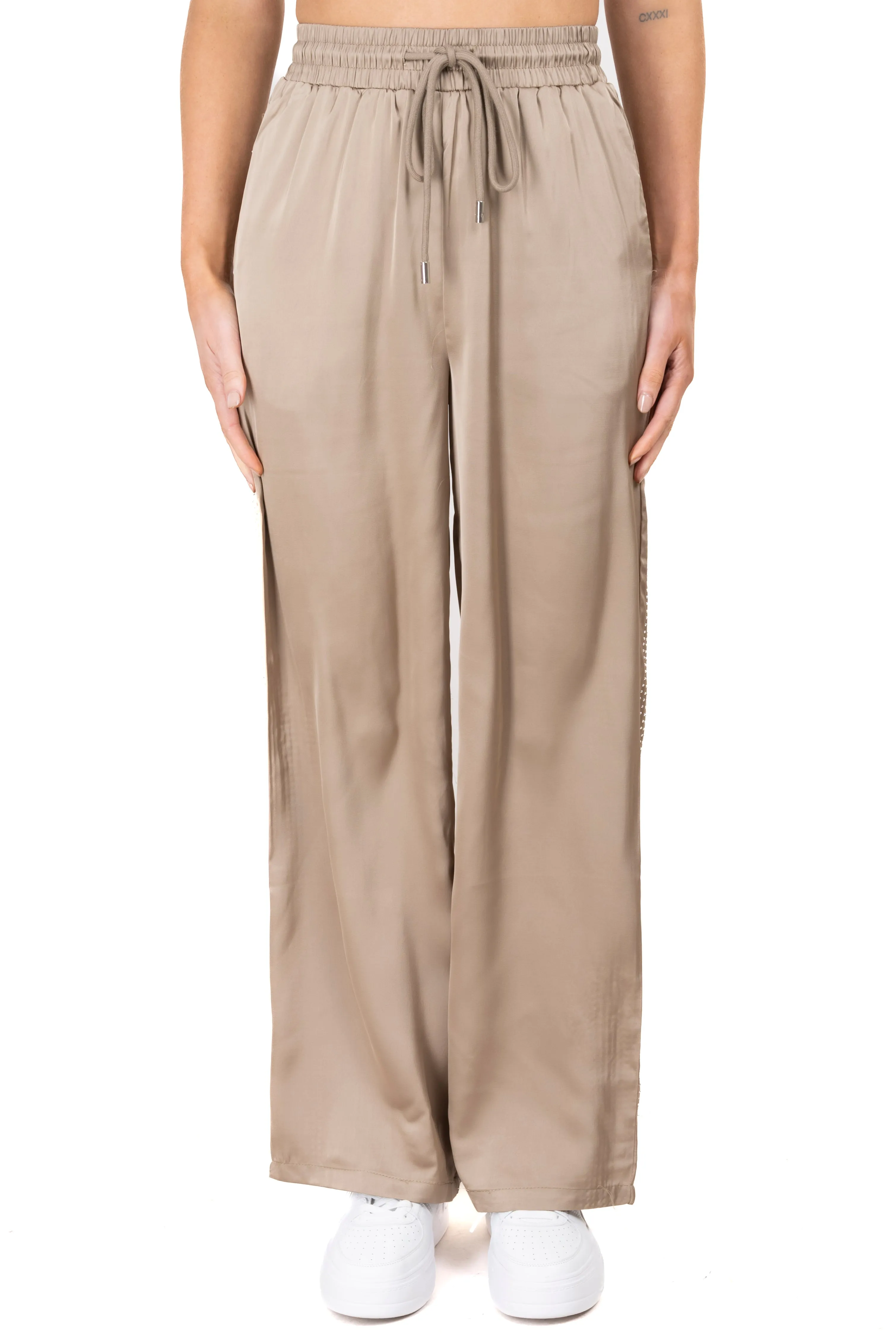 Pantalon amplio liso sold by Shasa