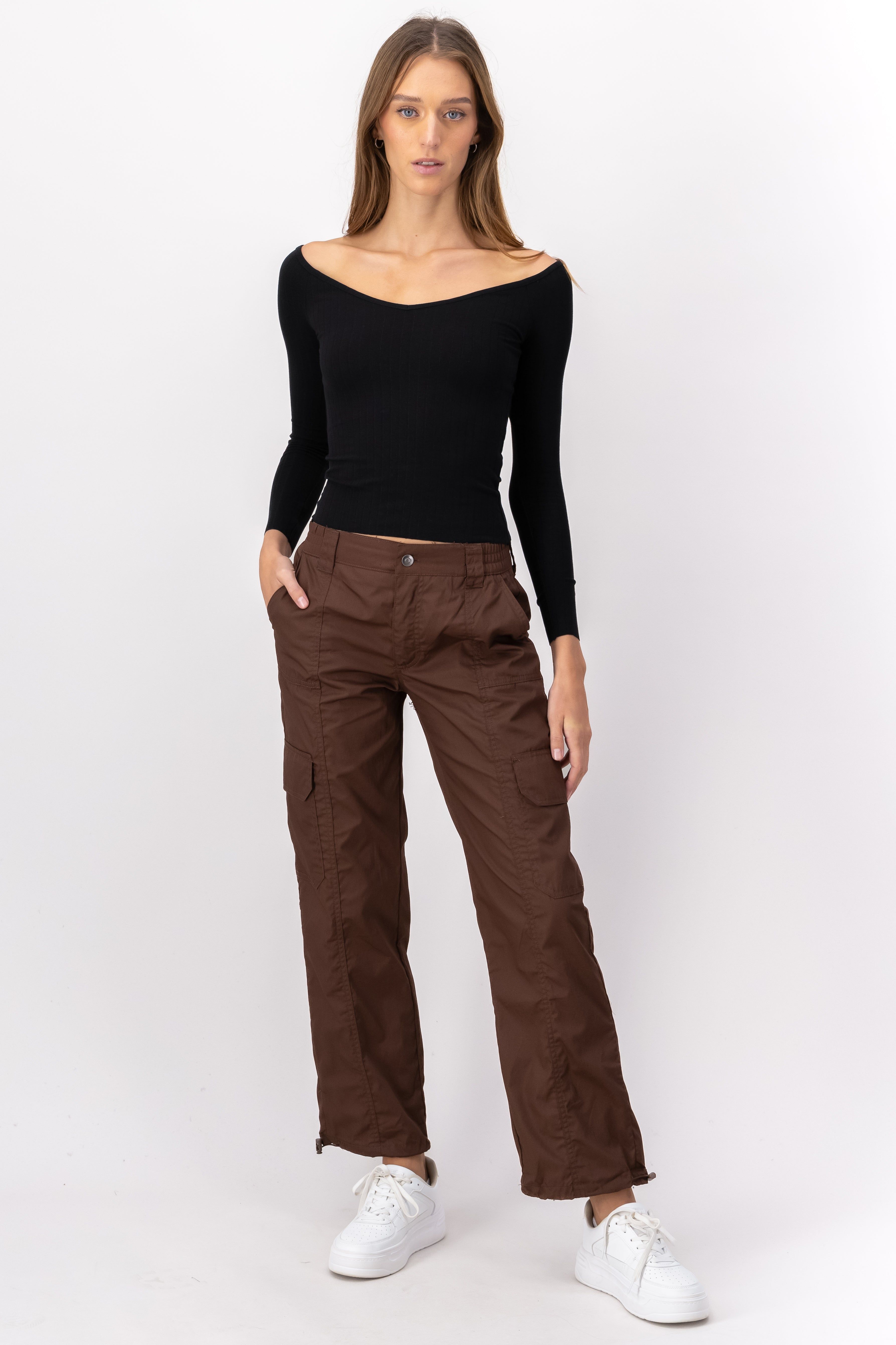 Pantalon cargo liso sold by Shasa