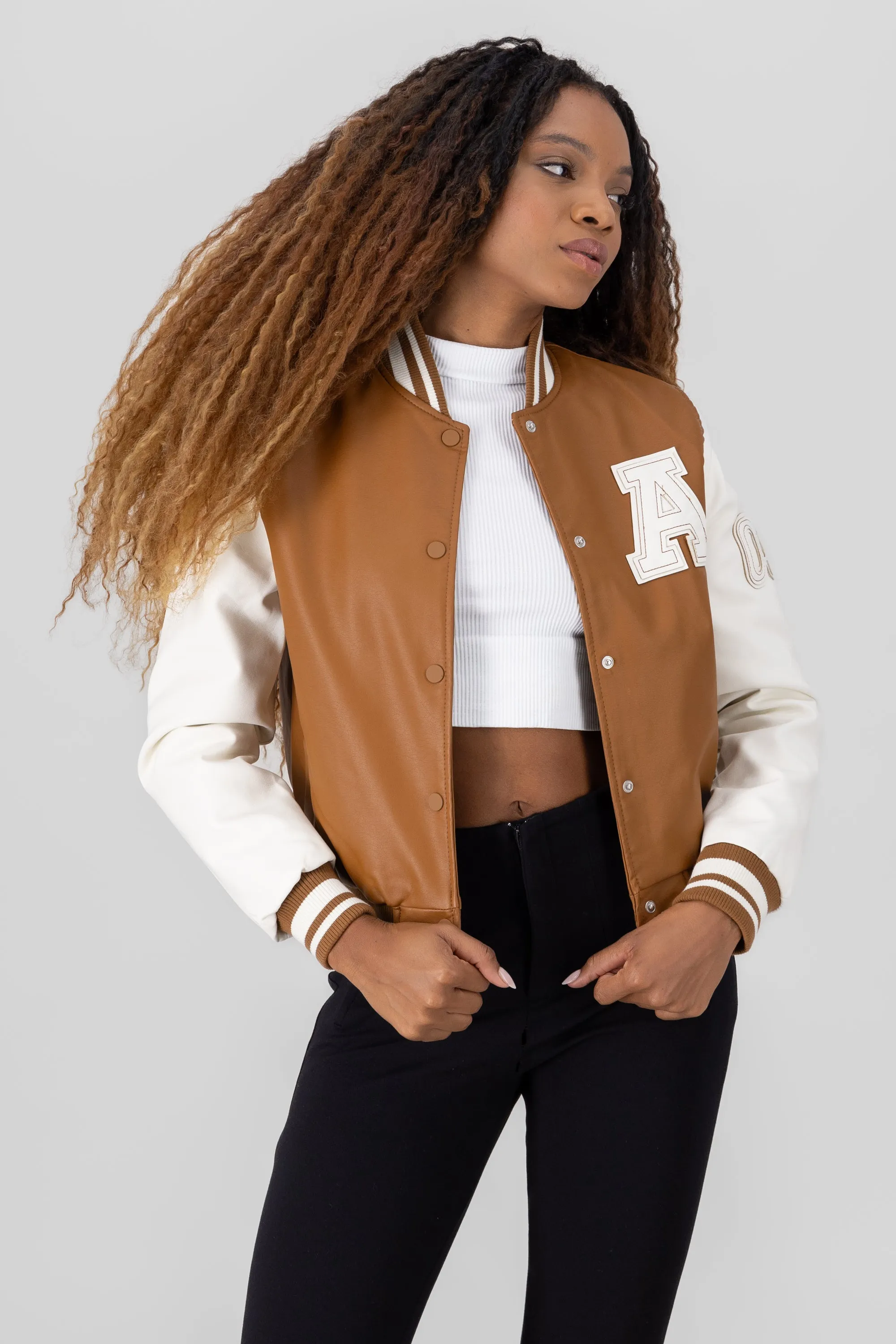 Bomber parcho letra manga larga sold by Shasa