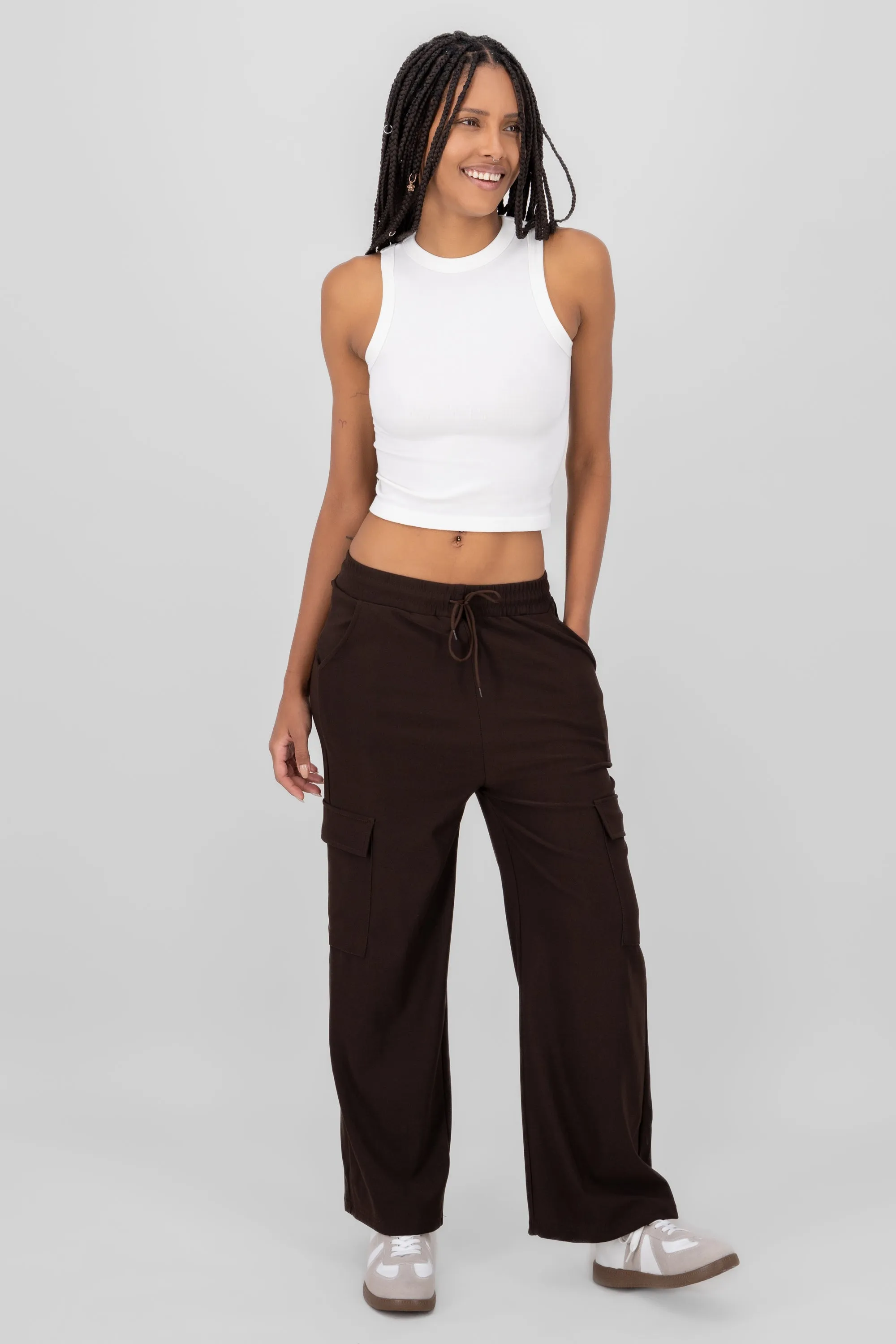 Pantalones fit amplio sold by Shasa