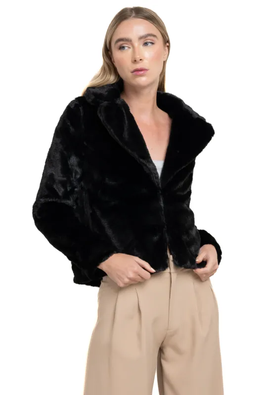 Abrigo corto solapas peluche sold by Shasa