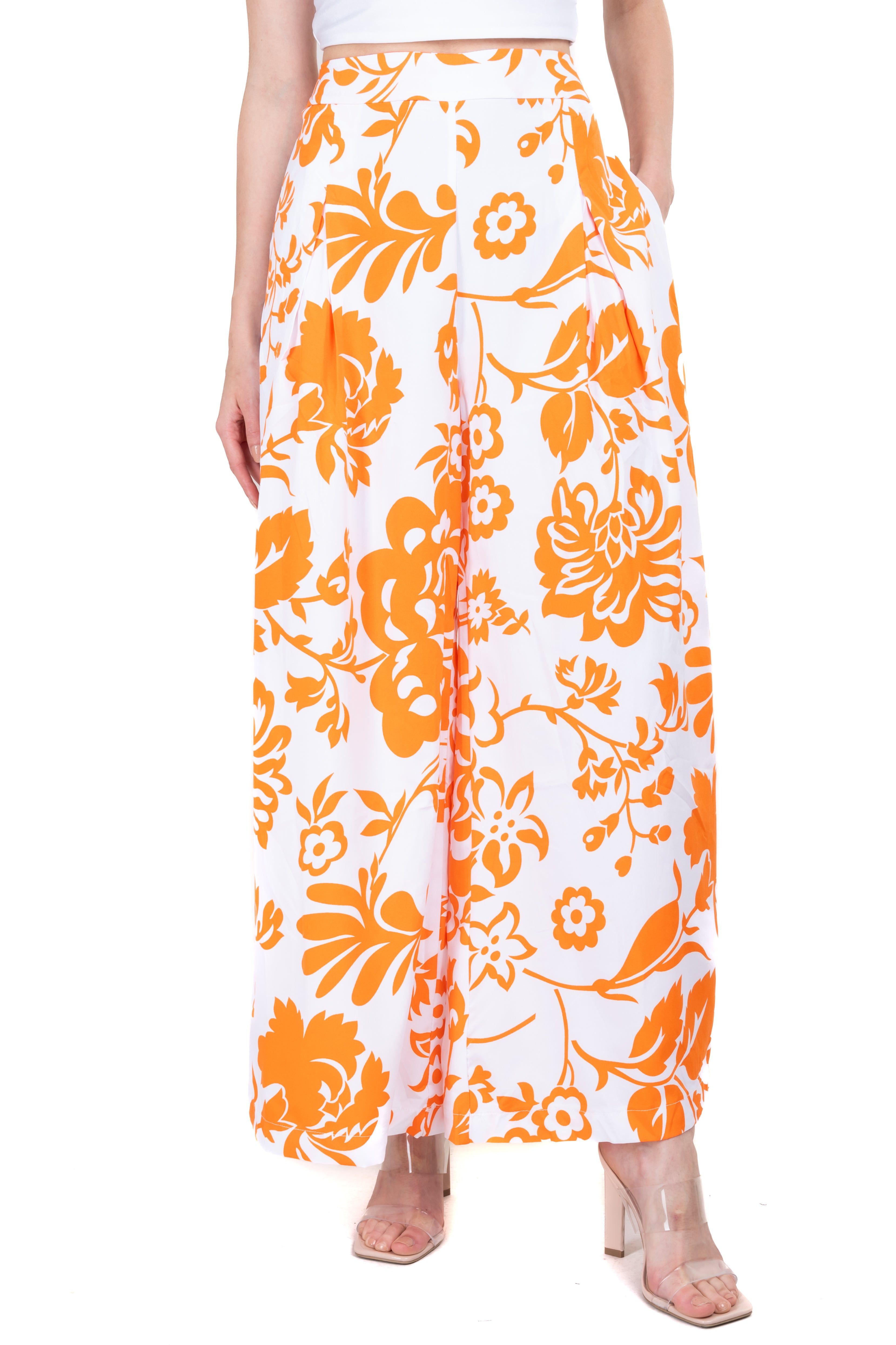 Pantalon amplio detalle pinzas sold by Shasa