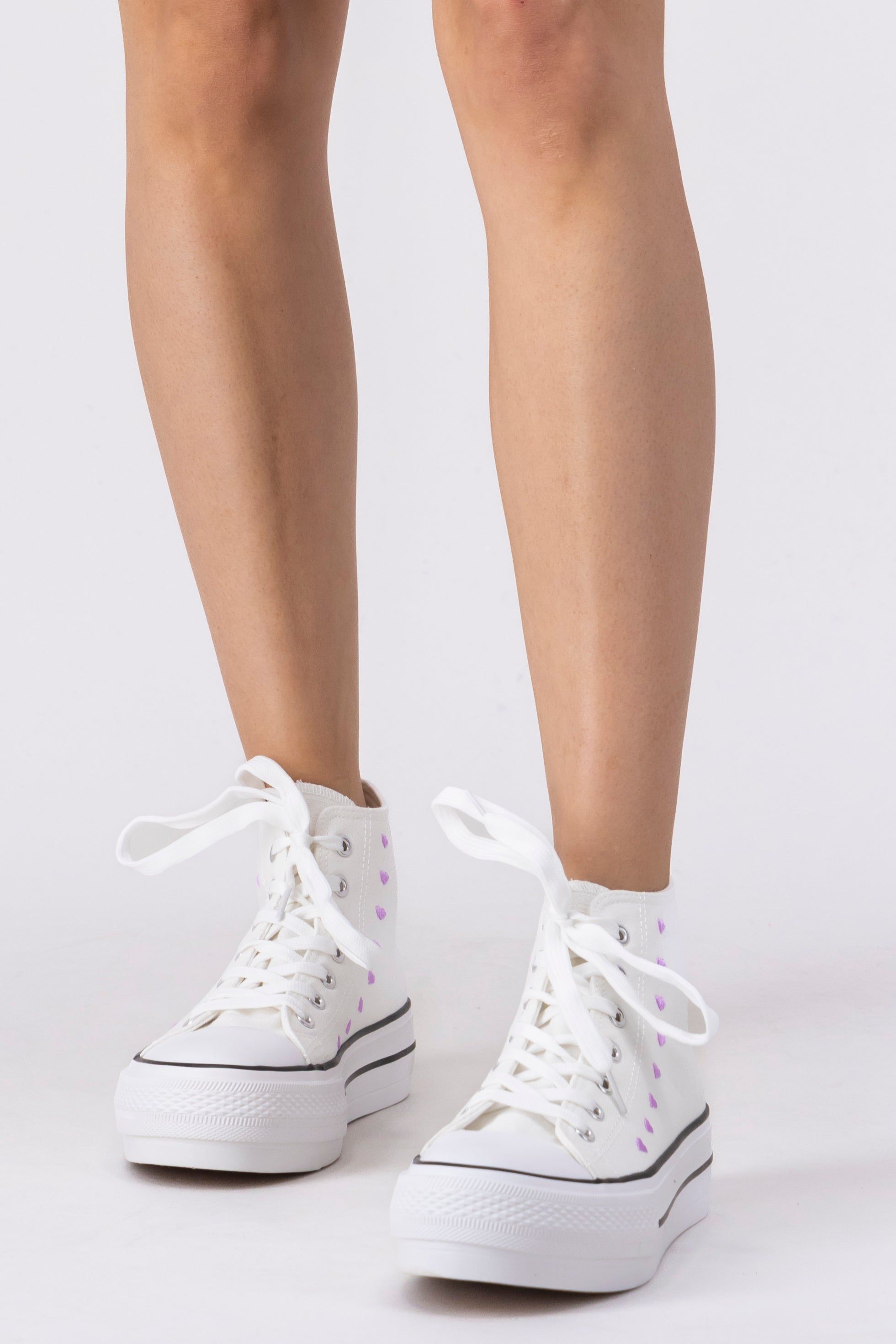 Tenis Canva Altos Corazones sold by Shasa