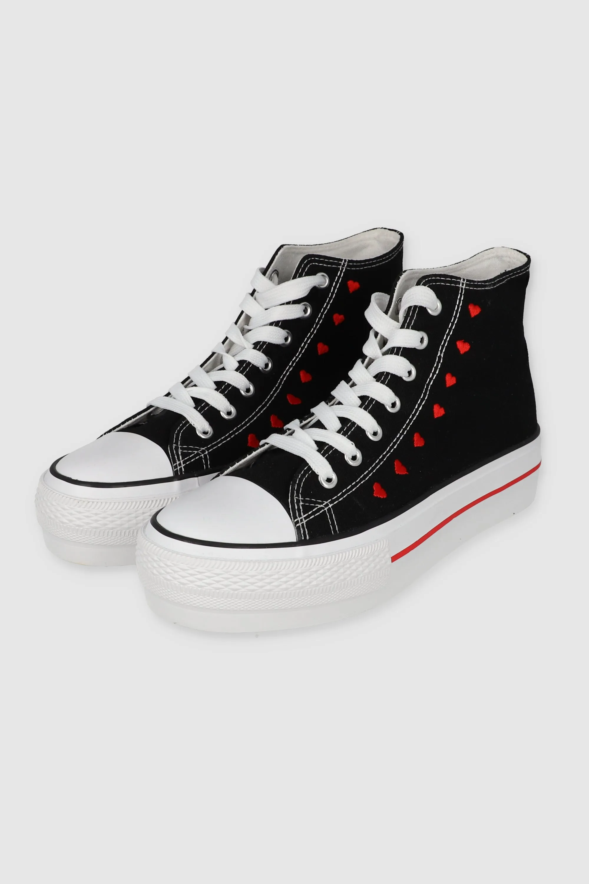 Tenis canva altos corazones sold by Shasa
