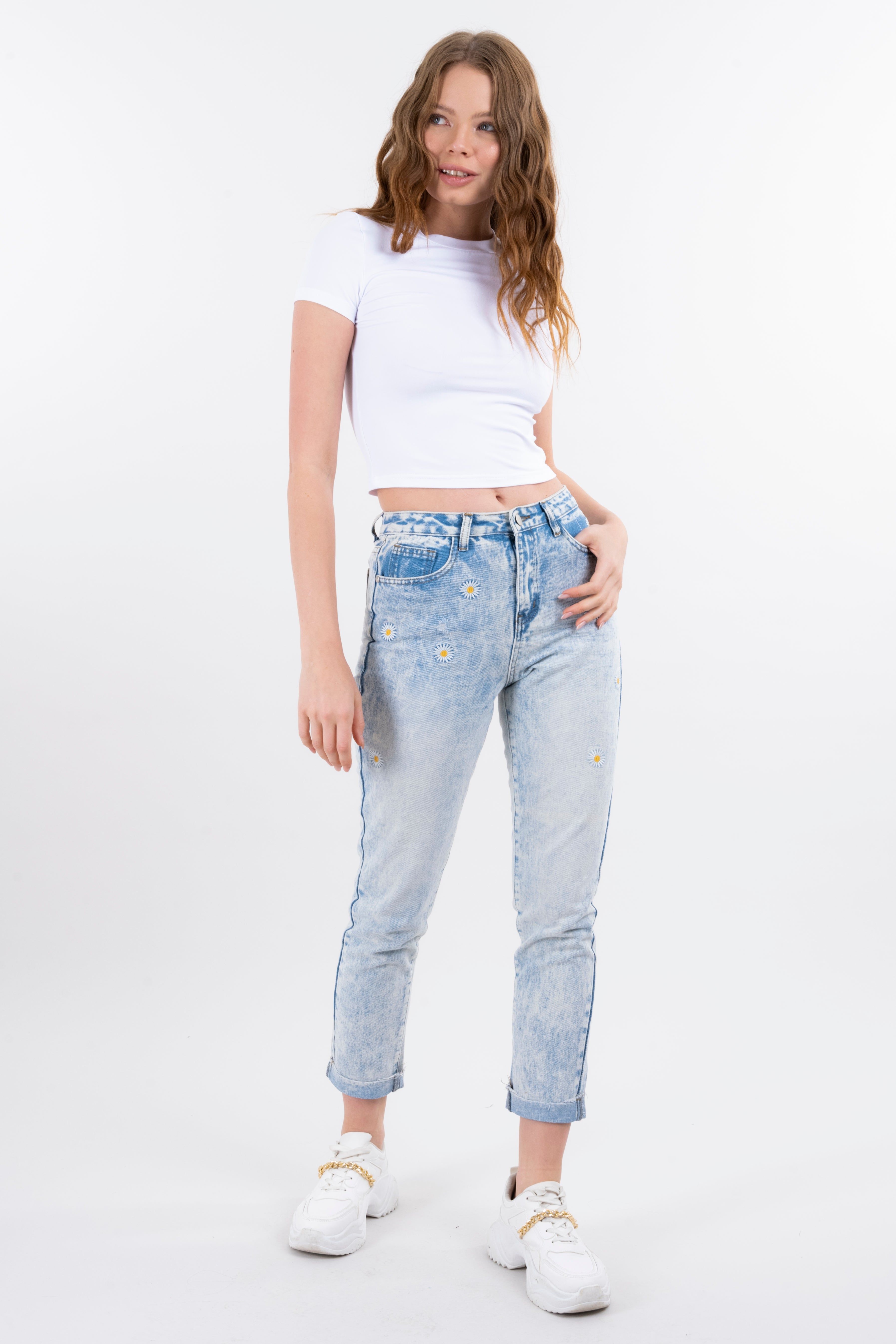 Mom jeans cintura alta bordado margaritas sold by Shasa