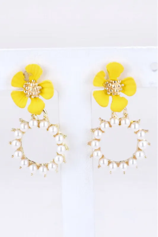 Aretes Flor Circulo Perlas sold by Shasa