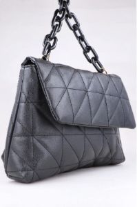 Bolso capitonado cadena sold by Shasa