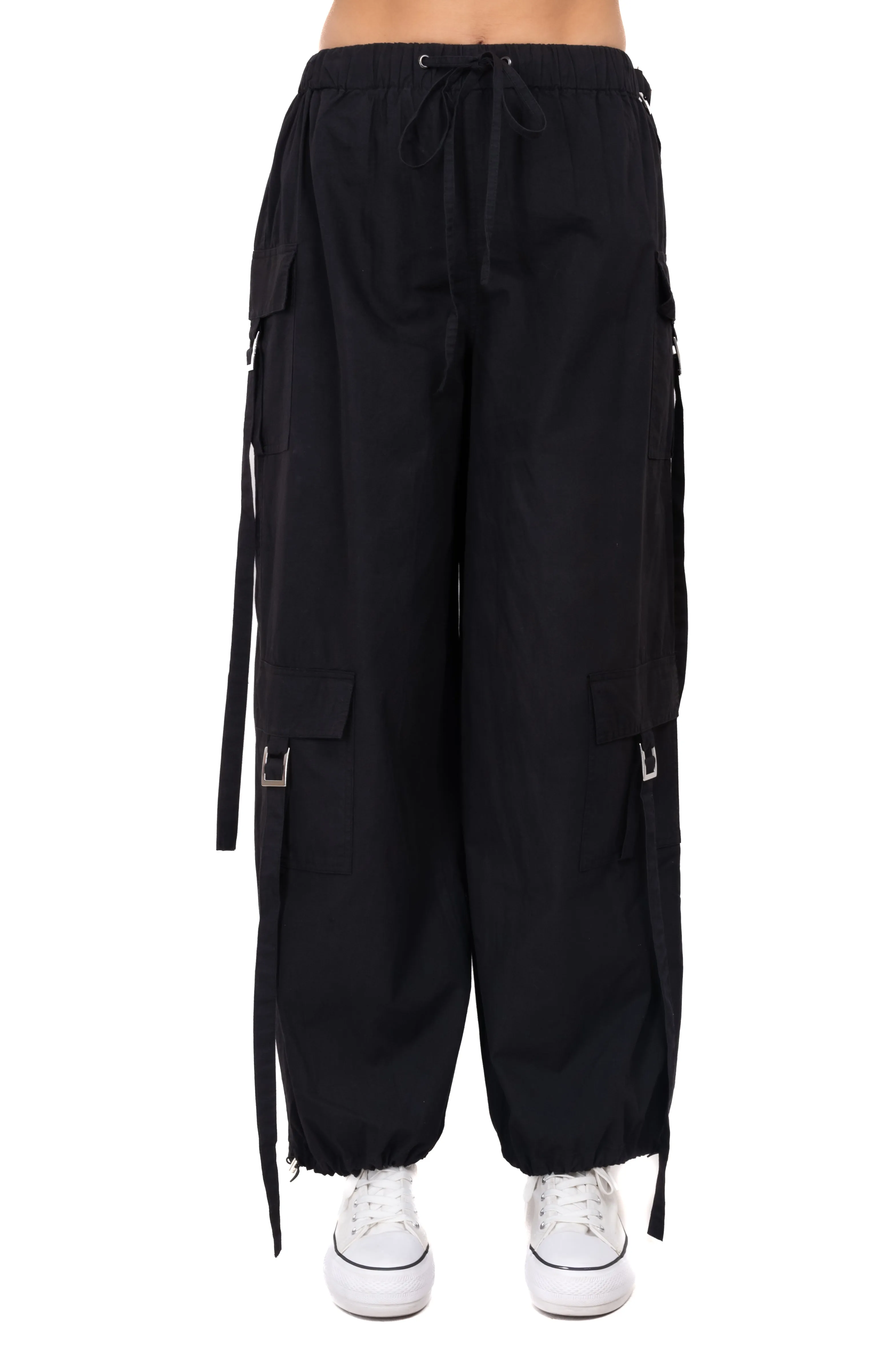 Pantalón parachute bolsos cargo sold by Shasa