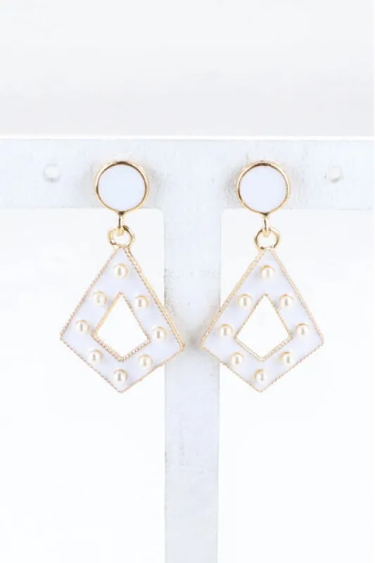 Aretes Triangulo Perlas Color sold by Shasa