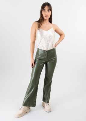 Pantalón flare efecto piel sold by Shasa