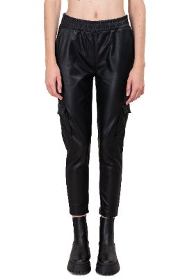 Pantalón cargo efecto piel sold by Shasa