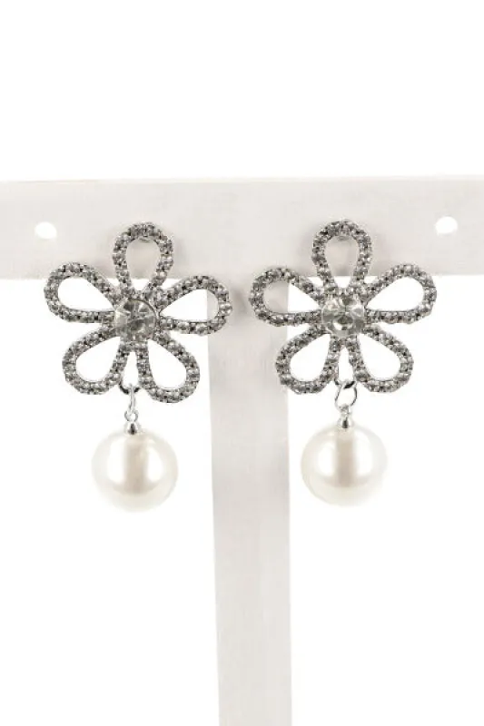 Aretes Flor Brillos Perla sold by Shasa