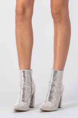 Botín puntal brillos sold by Shasa