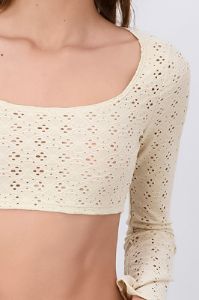 Top Crop Eyelets Manga Larga sold by Shasa